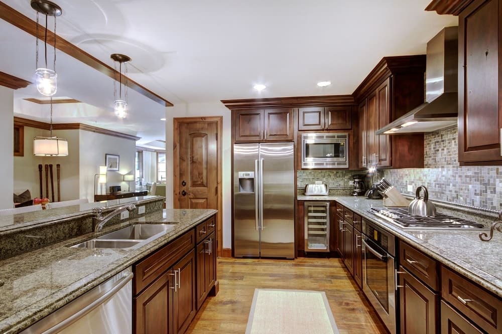 Luxury 2BR+Den Ritz-Carlton Residence by RedAwning