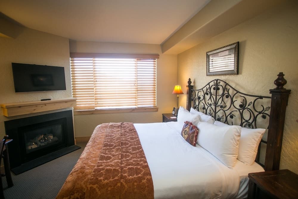 Stay in Comfort while Enjoying Valley Views by RedAwning