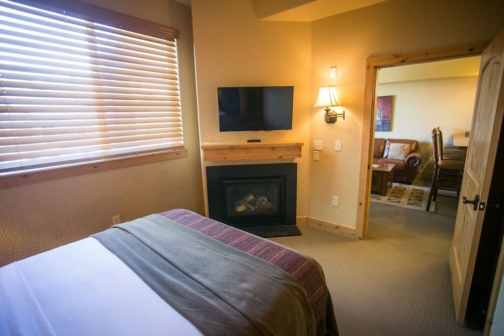 Shared Balcony Stunning Views & Steps from Slopes by RedAwning