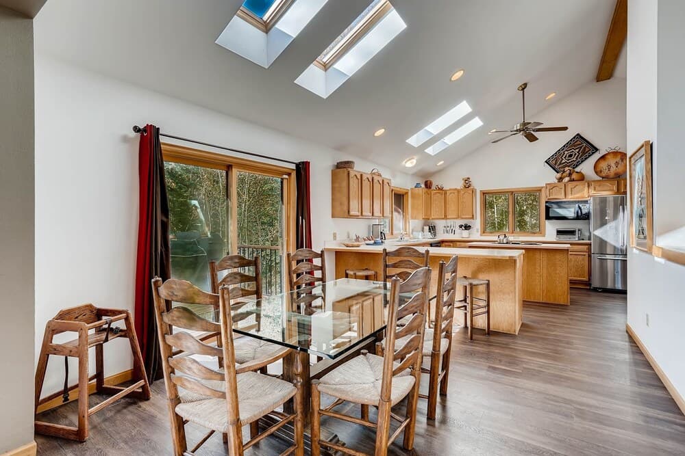 Spacious 4bdrm /sleeps 10, Stunning Views, Fireplaces 4 Bedroom Home by RedAwning