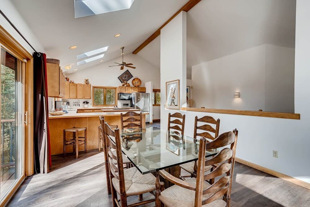 Spacious 4bdrm /sleeps 10, Stunning Views, Fireplaces 4 Bedroom Home by RedAwning