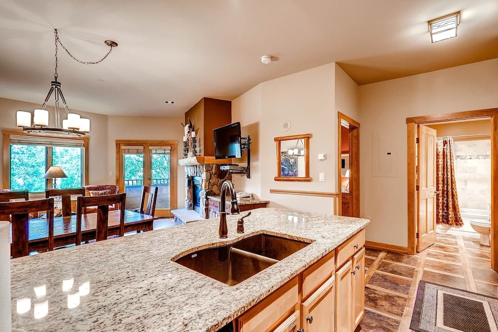 Upgraded 2bdr In Ge/walk To Slopes, Fireplace & Balcony 2 Bedroom Condo by RedAwning