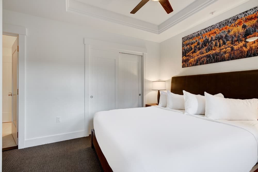 Spacious 4 Bedroom  Steps From Winter Activities Condo by RedAwning