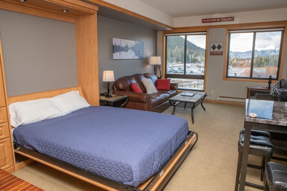 2759 Slopeside 1 Bedroom Condo by RedAwning