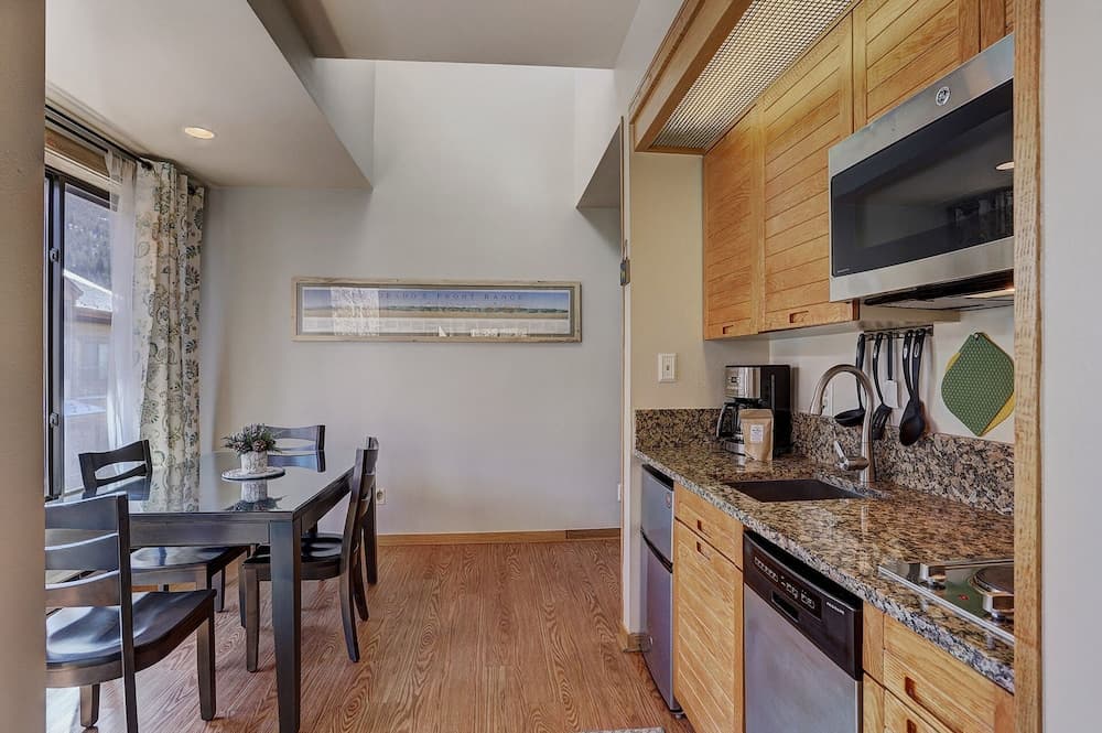 2759 Slopeside 1 Bedroom Condo by RedAwning