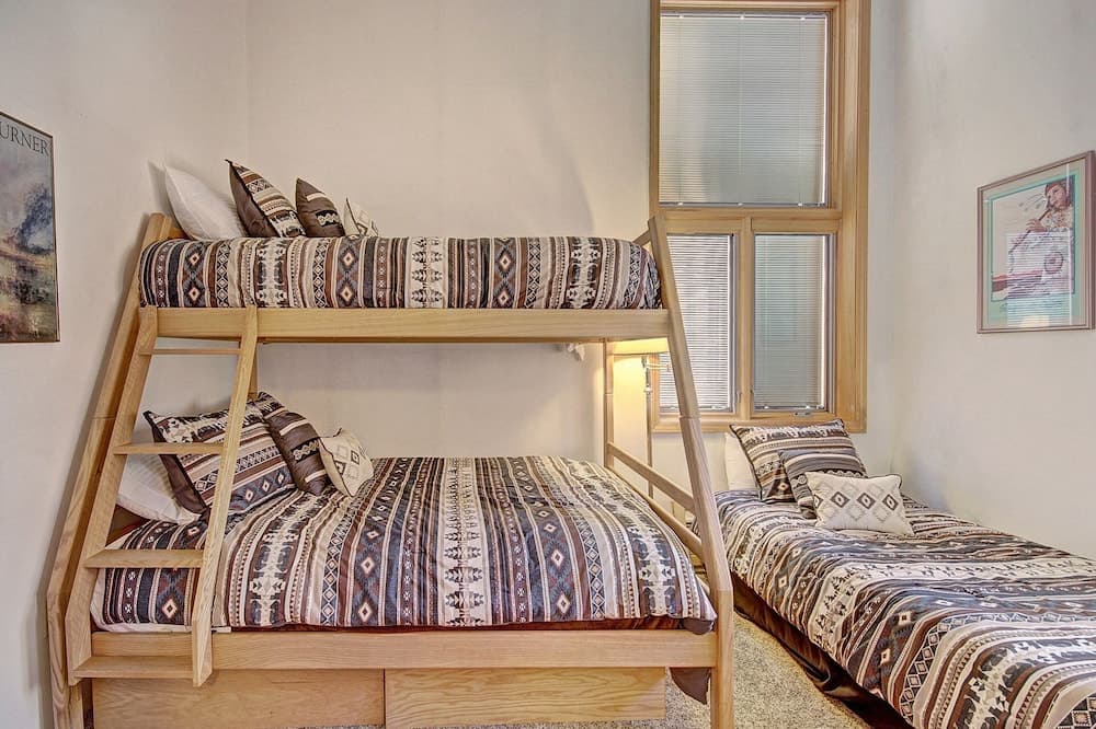 Alluring Lofty Condo In East Village - PG310 by RedAwning