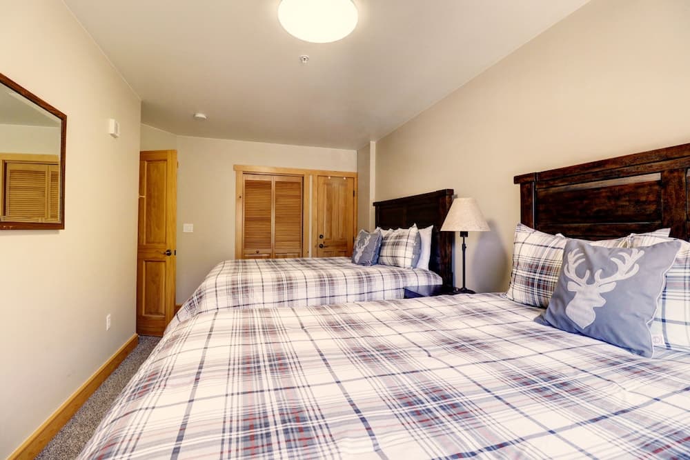 Newly Remodeled, Open Layout, with Incredible Views - CS302 by RedAwning