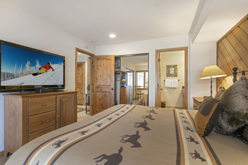 188 Ridgepoint 3 Bedroom Townhouse by RedAwning