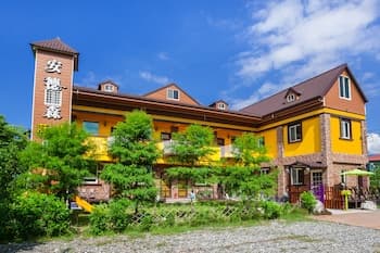 The Anderson Manor Hotel