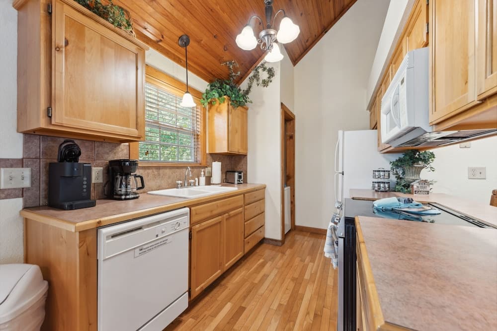 Mayberry Lodge 2 Bedroom Cabin by RedAwning