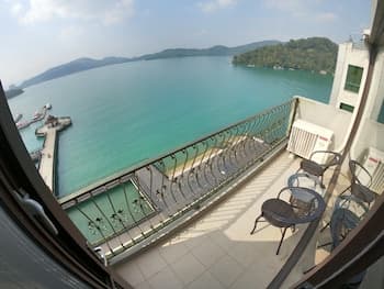 Ming Yue Lakeview Hotel