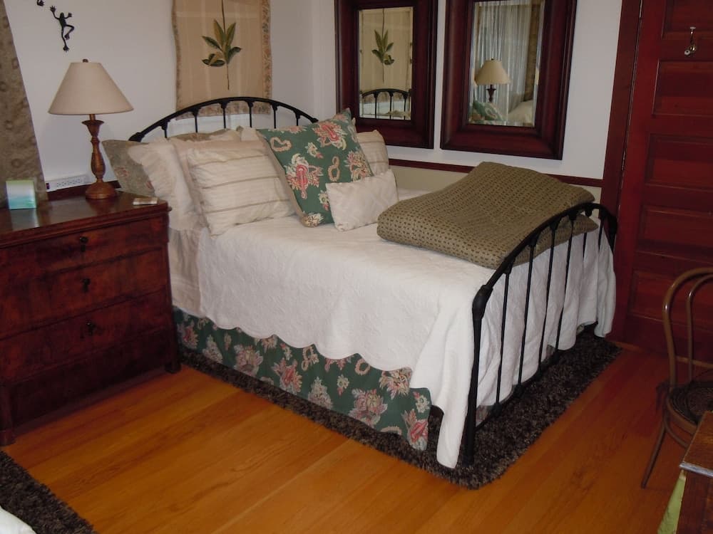 The Giraffe Inn at Old Parks Manor