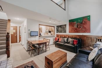 57sw - Fireplace - Wifi -  Sleeps 6 2 Bedroom Home by RedAwning