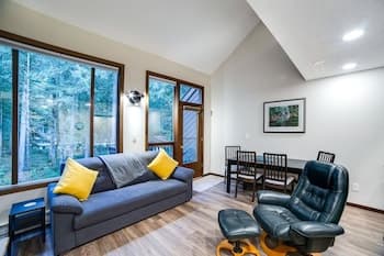 68sw - Fireplace - Washer/dryer - Dishwasher- Sleeps 4 2 Bedroom Home by RedAwning