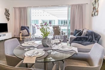 Princes Wharf 1BR Home Away From Home