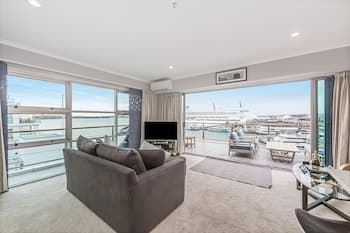 1BR Sub-Penthouse - Panoramic Views