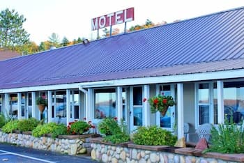 Sunset Motel On The Bay