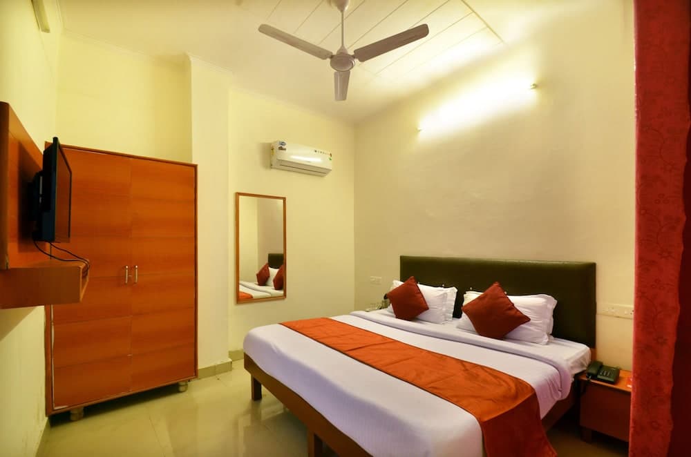 OYO 7372 Platinum Inn