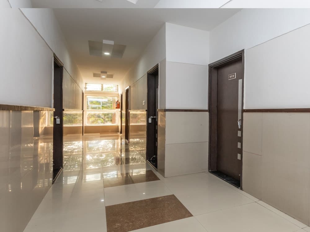 OYO 6845 The Grand Hotel