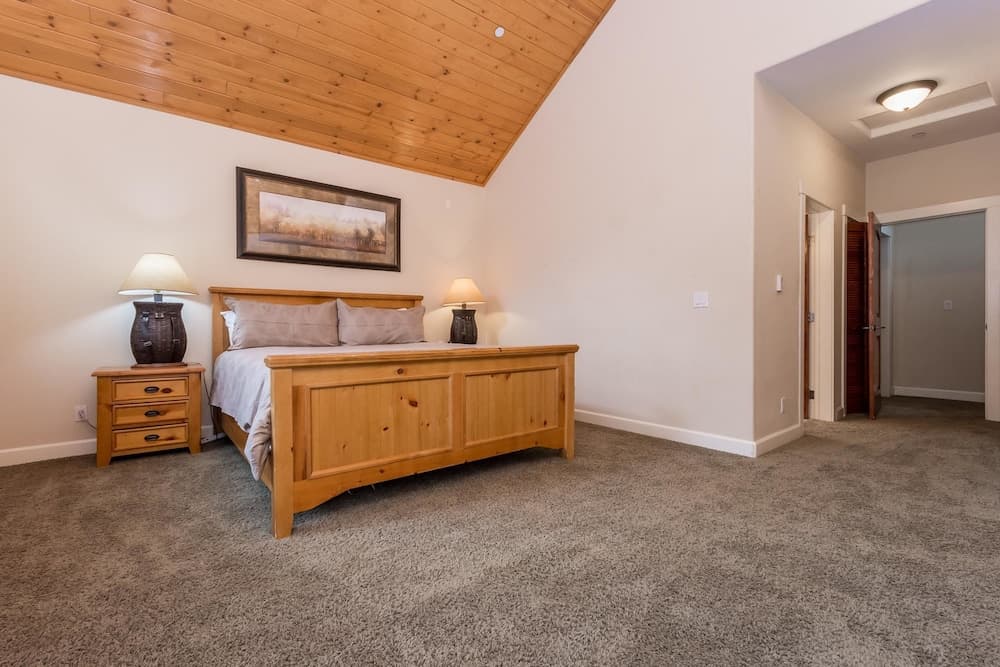 Mammoth Gateway Village 11