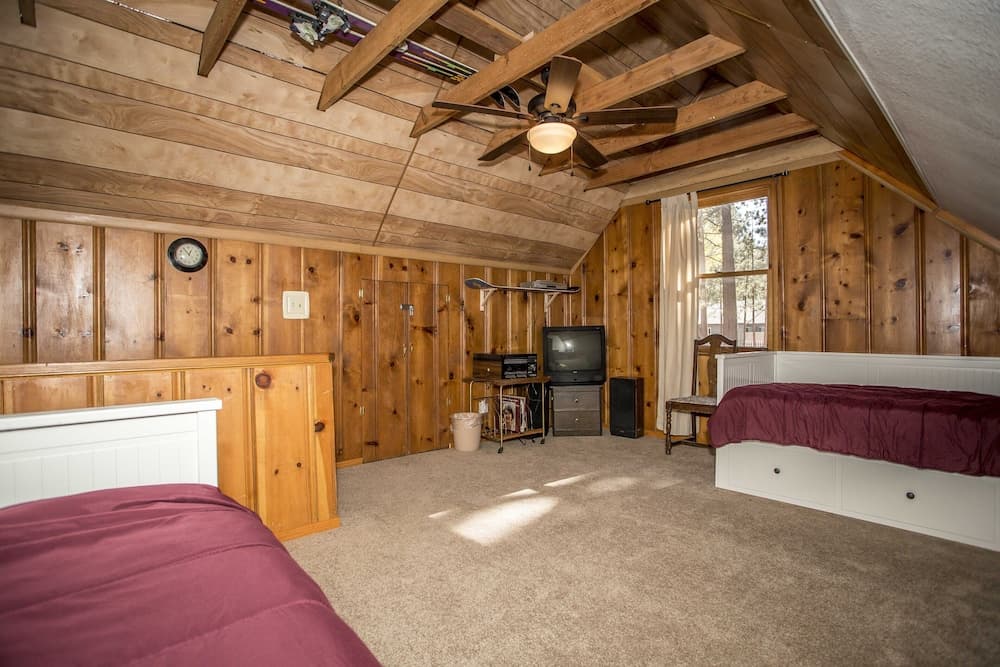 Mountain Air 3 Bedroom Cabin by RedAwning