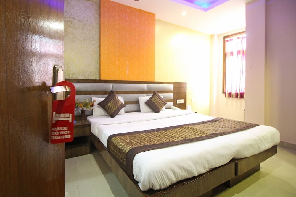 OYO 6096 Hotel Maharani Palace