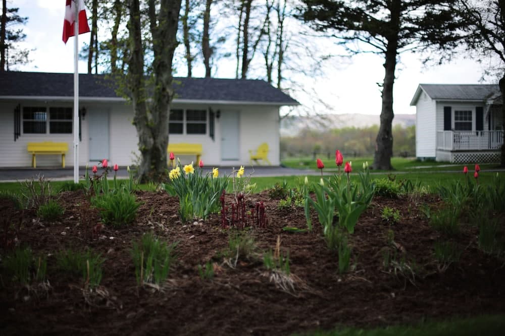 Carleton Inn and Cottages
