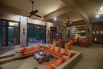 Pugdundee Safaris - Kanha Earth Lodge