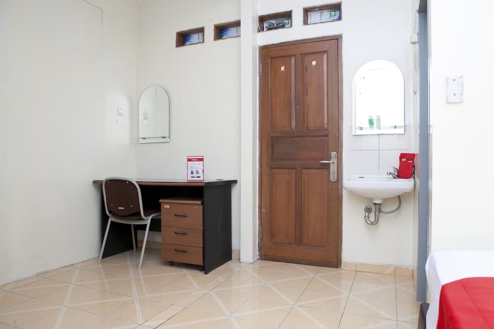 RedDoorz near Maranatha University 4