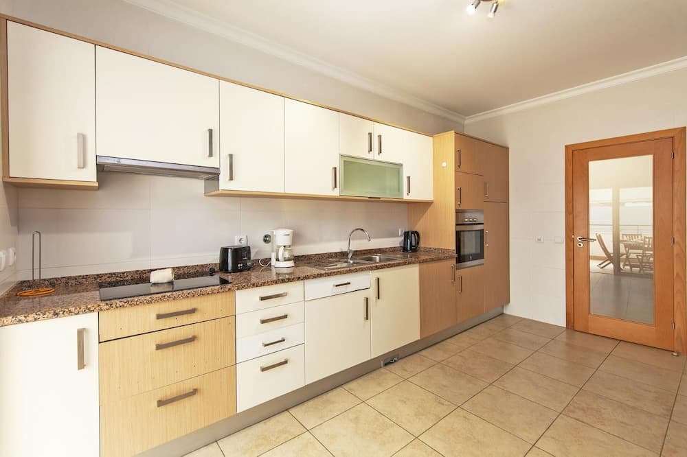 A04 - Large Modern 1 bed Apartment with pool by DreamAlgarve