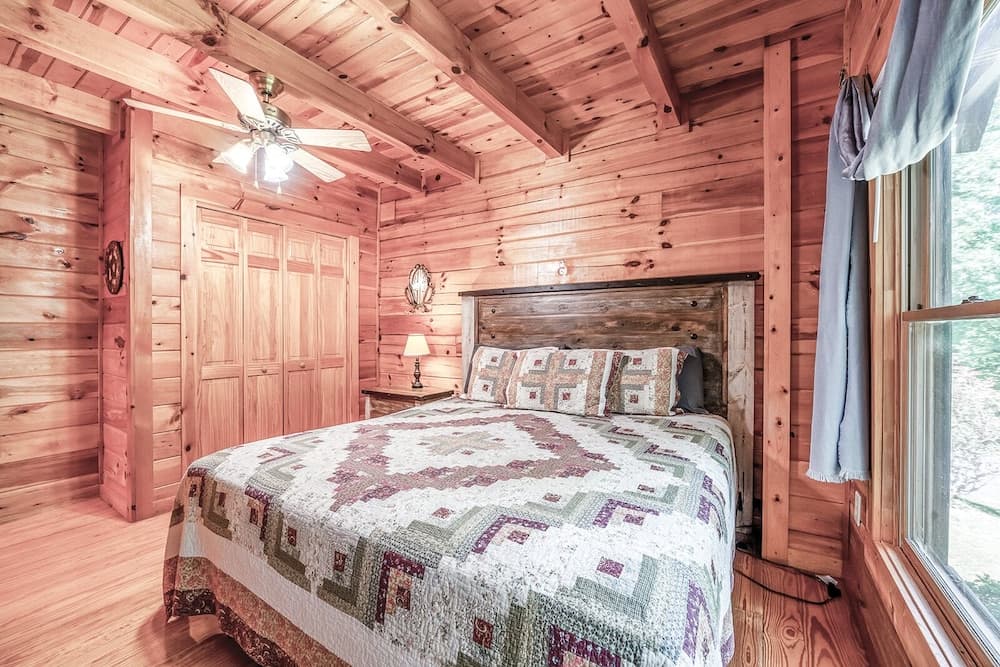 Steele Away 3 Bedroom Cabin by RedAwning