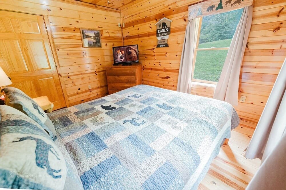 Little Sugar Camp 3 Bedroom Cabin by RedAwning