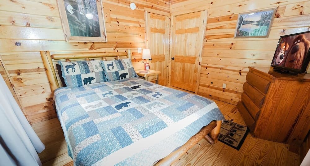 Little Sugar Camp 3 Bedroom Cabin by RedAwning