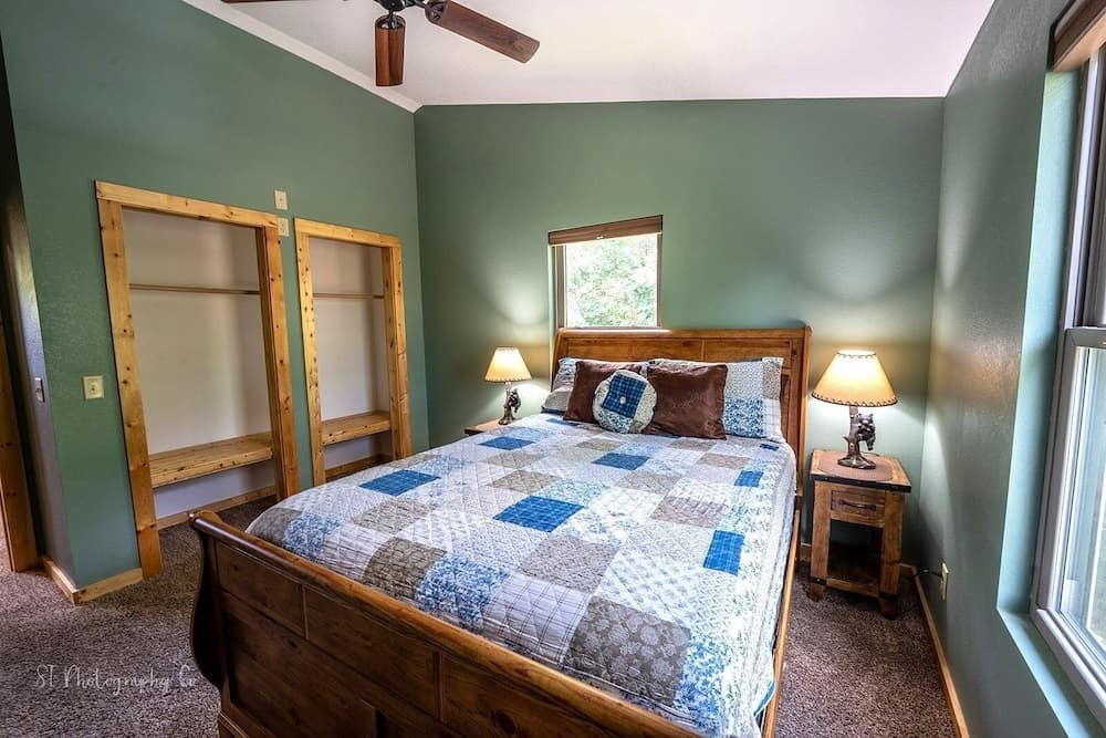 Hunter Jack's - 2 Br cabin by RedAwning