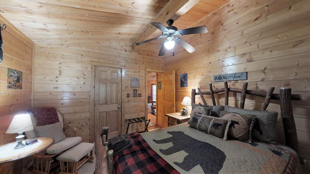 Creeksong Hollow 2 Bedroom Cabin by RedAwning