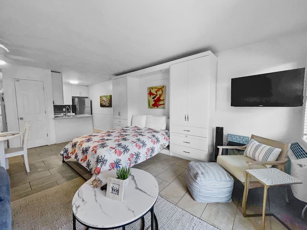 Inlet Sands - 204 - Studio home by RedAwning