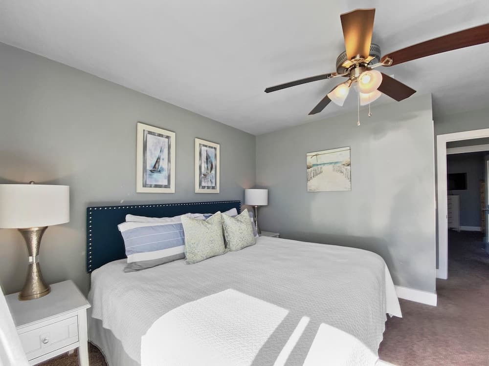 Shoreline Townhomes #10 - 2 Br townhouse by RedAwning