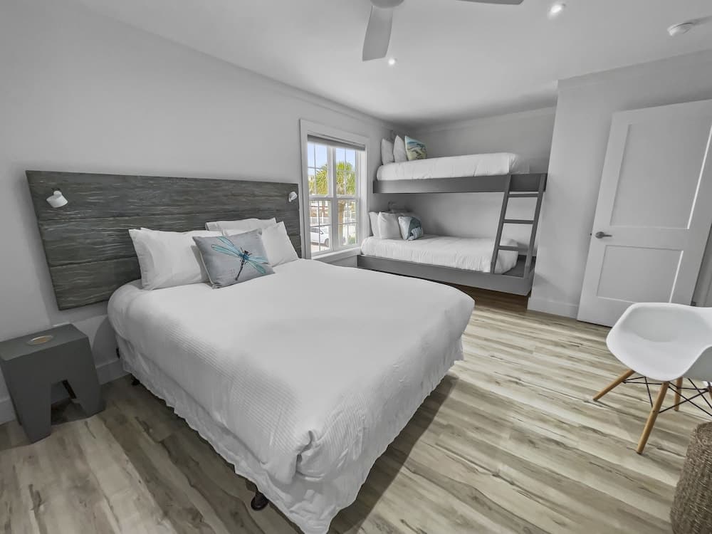 Three Steps to the Beach - 2 Br townhouse by RedAwning