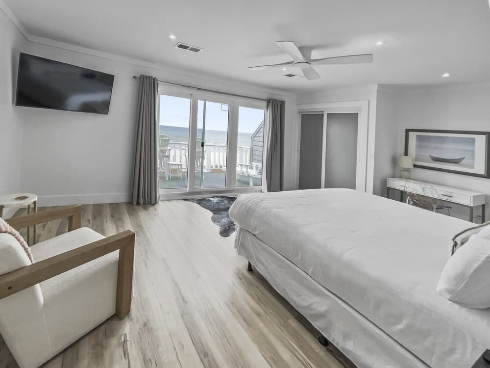 Three Steps to the Beach - 2 Br townhouse by RedAwning