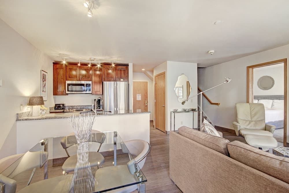 Luminous 2br 2ba - Upscale + Steps To Snowy Fun + Main St 2 Bedroom Condo by RedAwning