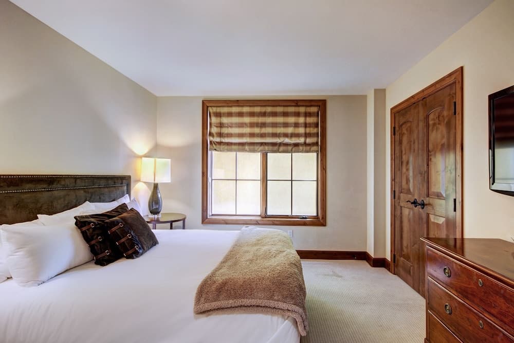 Ritz Carlton Residence Spacious with Valley Views by RedAwning