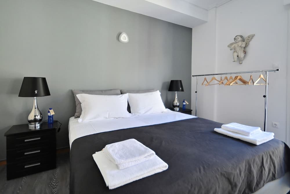 Plaka Elegant Apartment