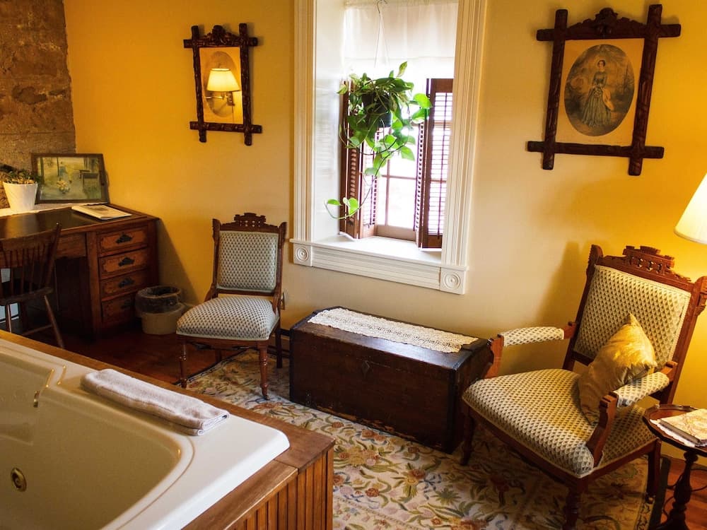 The Stagecoach Inn Bed & Breakfast and Five20 Social Stop
