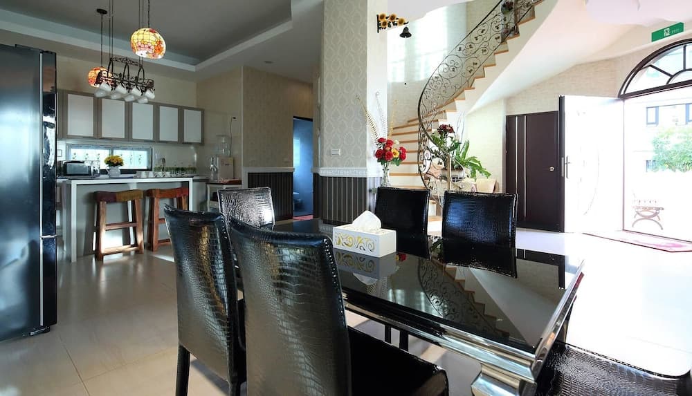 Textile Girl Romantic Homestay