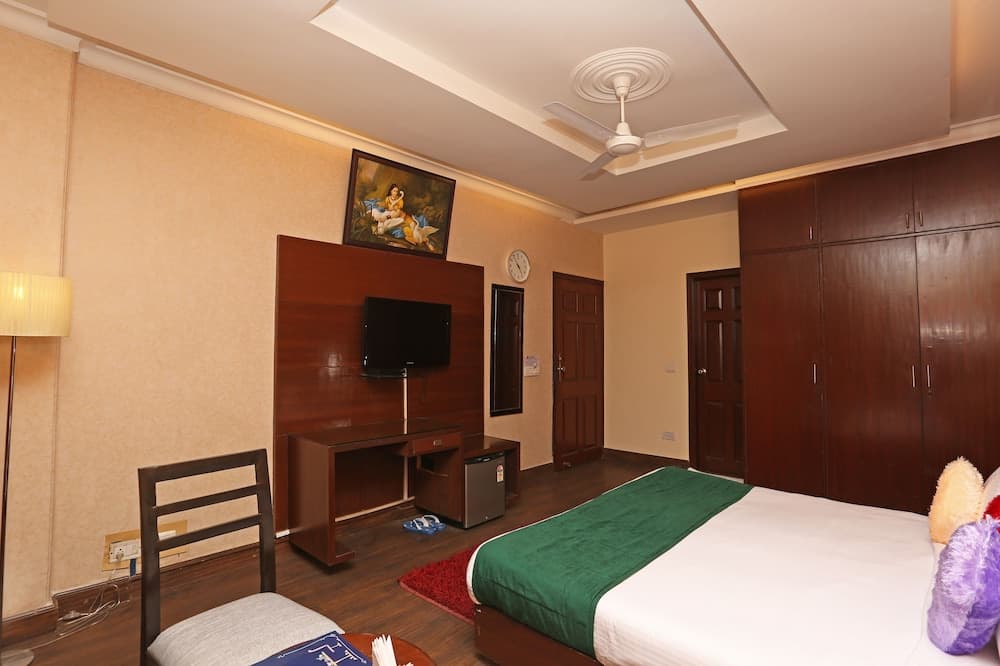 OYO 8535 Hotel Mayarch