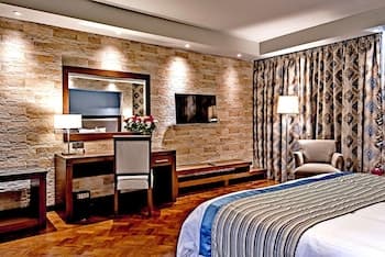 Magna Hotel and Suites