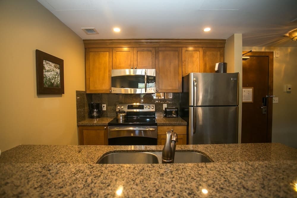 Sundial Lodge Condo Steps from Red Pine Gondola by RedAwning