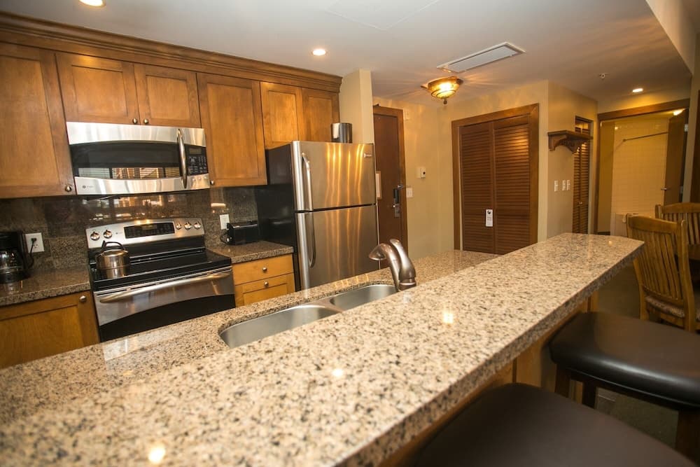 Sundial Lodge Condo Steps from Red Pine Gondola by RedAwning