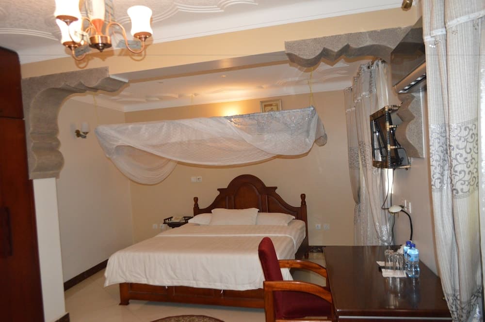 Super Paradise Hotel