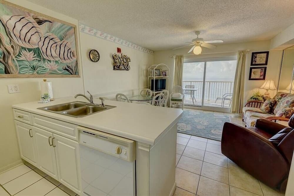 Tradewinds 903 1 Bedroom Condo by RedAwning